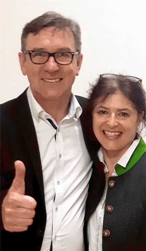 Samerbergs Bürgermeister Georg Huber und seine Frau Claudia freuen sich über das deutliche Wahlergebnis..Foto stuffer-Chunpetch