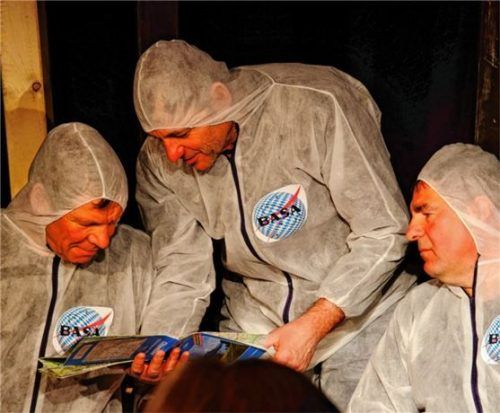 „S’Breedl“ zeigt das Programm „Bei uns in Fletzing“. Dabei bildet Mikrokosmos einer kleinen Gemeinde den Ausgangspunkt für Ausflüge ins Weltall. Foto re