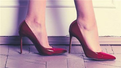 Schaut ganz gut aus – aber kann sehr laut sein: Schuhe mit Absatz werden leicht zur Lärmfalle Foto shutterstock