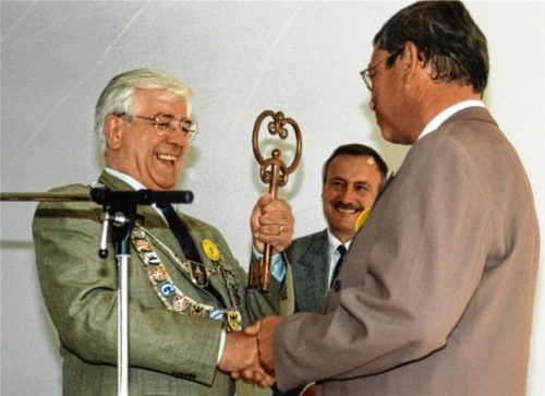 Schlüsselübergaben prägten die Amtszeit von Jochen Fischer (links), wie hier bei der Eröffnung des Hauses der Vereine mit Peter Köhr vom Trägerverein und Architekt Hans Kessner (von rechts). Am Sonntag ist der Altbürgermeister und Ehrenbürger der Stadt Waldkraiburg wenige Tage vor Vollendung seines 88. Lebensjahres gestorben.Foto  Stadtarchiv