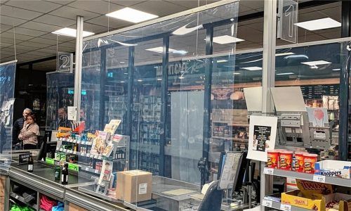 Schnell montiert und wirksam gegen Tröpfcheninfektionen: „ProMed“ nennt die Firma aeronautec die von ihr entwickelte Folienlösung für alle Bereiche mit unmittelbarem Kundenkontakt. Foto Aeronautec