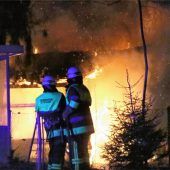 Auto und Garage in Flammen