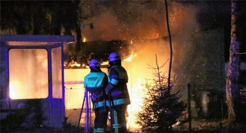 Schnell unter Kontrolle hatten die Einsatzkräfte der umliegenden Feuerwehren den Brand in Pürten. Über die Ursache kann die Polizei bislang nichts sagen.Fotos  fib/eß