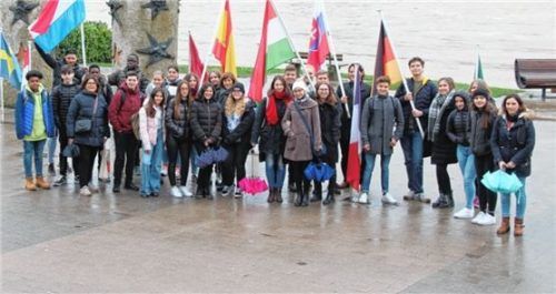 Schüler aus vier Ländern erspürten in Schengen die große Bedeutung der Unterzeichnung des Abkommens, das den Grundstein zum Wegfall von Grenzkontrollen in 26 Ländern legte. Foto Wittmann