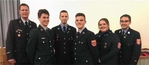 Sehen die Jugendfeuerwehr auf einem guten Weg: (von links) Andreas Pöcher, Korbinian Zacherl, Michael Ebert, Marinus Schrank, Sophie Hamberger und Kreisjugendwart Manuel Pöhmerer.Foto re