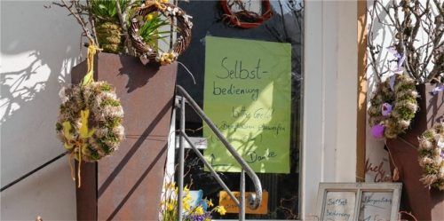 Selbstbedienung vor dem Blumenladen in Aschau. Viele Geschäftsleute der Gemeinde sprühen vor Kreativität, um den Handel vor Ort am Leben zu erhalten. Foto kircher