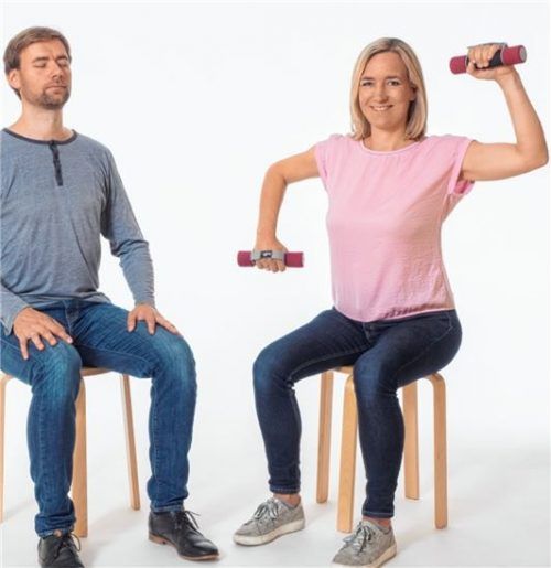 Sich auf das Hier und Jetzt konzentrieren, den Körper wahrnehmen und rückengesunde Übungen im Alltag integrieren: Der Tag der Rückengesundheit steht unter dem Motto „Achtsam durch den Tag“. Foto agr e. v.