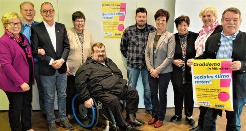 Sie engagieren sich im VdK-Ortsverband (von links): Uschi Meishammer (stellvertretende Vorsitzende), Norbert Schmitt (Kassier), Joachim Boy (nominierter Kreisverbandsvorsitzender), Marianne Keuschnig (Kreisverbandsvorsitzende), Hans Loy (stellvertretender Kreisverbandsvorsitzender), Andreas Knobelspieß (Mitglied des Kreisvorstands), Ulrike Plankl (Beauftragte für Frauen und Männer mit Behinderung), Vorsitzende Margret Fischbacher, Alexandra Linordner (Jugendbeauftragte) und Peter Lossinger (Beisitzer).Foto  Knarr