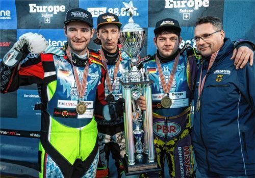 Sie freuten sich über Bronze bei der Team-WM (von links): Hans Weber, Markus Jell, Teamkapitän Max Niedermaier und Teammanager Bernd Sagert. Foto  dpa