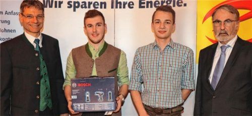 Sie sind die Prüfungsbesten der Sommerprüfung der Elektro-Innung: Maximilian Lackerschmid (Zweiter von links) und Christoph Waitzhofer mit Innungs-Obermeister Otto Zach (rechts) und Alois Ortner, Vorsitzender des Prüfungsausschusses (links). Foto Wittenzellner