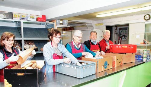 Sie zählten zur Helferschar, die am Freitag bei der Bad Aiblinger Tafel für die Bedürftigen Lebensmittelpakete zusammenstellten: Janina Bolze, Regina Altenburger, Burgl Mayr, Tafelleiter Dr. Stefan Stöckel und Winfried Summerer (von links).Foto Reisner