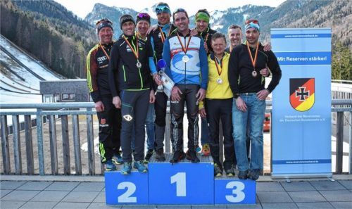 So sehen Sieger aus: Die Mannschaften mit dem Sieger RK Ruhpolding, zweiter Platz Gebirgsjäger-Reservistenkameradschaft Wolkersdorf und dritter Platz Reservistenskizug Oberbayern Südost. Foto Koller