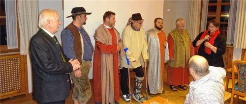 Spendenübergabe mit Aposteln: (von links) Leo Biermaier, Patrick Ecker, Thomas Mück, Matthias Huber, Daniel Hans, Christian Hans, Elisabeth Schneider von der Kinderkrebshilfe Balu.Foto Josef Pedlesak