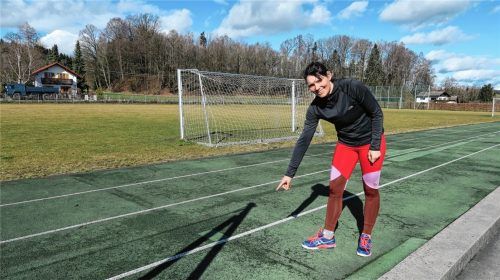 Sportlehrerin und Fachbetreuerin Agnes Pildner zeigt auf die Schäden an der Laufbahn. Auch sie werden im Zuge der Sanierungsmaßnahmen beseitigt.Fotos Baumann