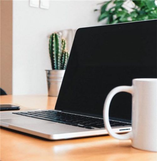 Ständig alleine vor dem Bildschirm zu sitzen – eine Herausforderung vor allem für alleinstehende Menschen.