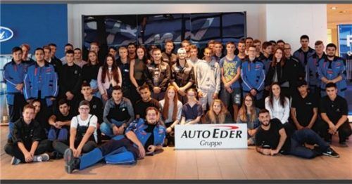 Starkes Team: die Azubis der Auto Eder Gruppe. Foto re