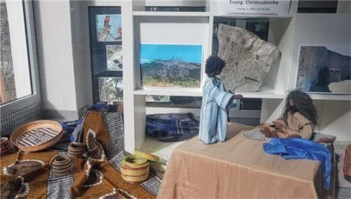 „Steh auf und geh!“, das Motto des Weltgebetstages ist im Schaufenster des Pfarrbüros der evangelischen Christuskirche figürlich dargestellt.Foto Rieger