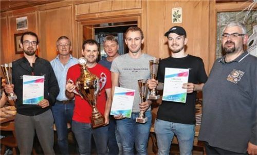 Stolz auf ihre Leistungen: (von links) Andreas Zacker (Platz drei, ZF), Vorsitzender der IGW Joachim Mayer, Sebastian Schaumberger (Wanderpokal, Gummiwerk), Josef Eibner (Organisator, Bayern-Chemie), Sebastian Stephan (Platz eins, Gummiwerk), Martin Wimpasinger (Platz zwei, TPE), Eduard Neugebauer (Organisator, Betriebsratsvorsitzender Bayern-Chemie).Foto re
