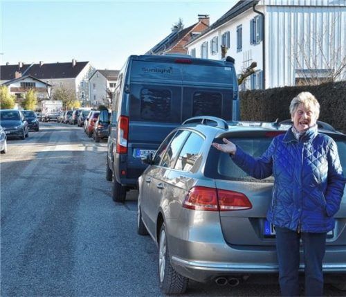 Stoßstange an Stoßstange: In der Jägerstraße ärgert sich Jutta Pörschke über zahlreiche Fremdparker. Foto Schlecker