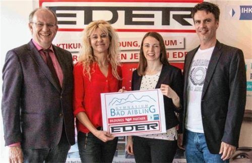 Strahlende Gesichter bei der Unterzeichnung der Kooperation: Schulleiter Michael Beer, Ausbildungsleiterin Angela Eder von der Eder GmbH, IHK-Bildungsberaterin Yvonne Steck und Gymnasiallehrer Daniel Pelikan.Foto IHK