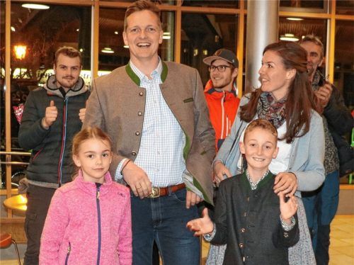 Strahlender Sieger in Aschau: Simon Frank mit Ehefrau Janina. Foto Rehberg