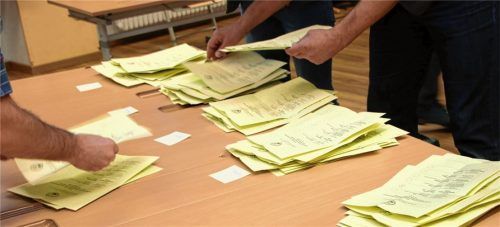 Stundenlang erfolgte das Auszählen in den Bernauer Wahllokalen. Erst in den späten Abendstunden standen die letzten Ergebnisse fest.Foto  Leidel