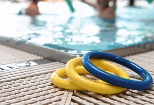 Tauchringe, die für den Schwimmunterricht benötigt werden, am Beckenrand eines Hallenbades. Ob der Kreis diesen Unterricht künftig mitfinanziert, ist noch offen.Foto dpa