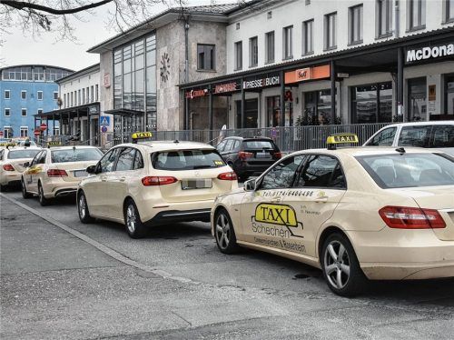 Taxifahrer warten am Rosenheimer Bahnhof auf Fahrgäste. Foto Schlecker