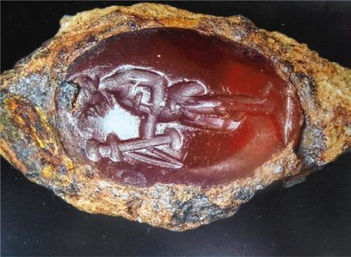 Theseus mit dem Schwert seines Vaters: Eisenringfragment mit Karneolgemme aus dem zweiten Jahrhundert. Foto Hans Gärtner