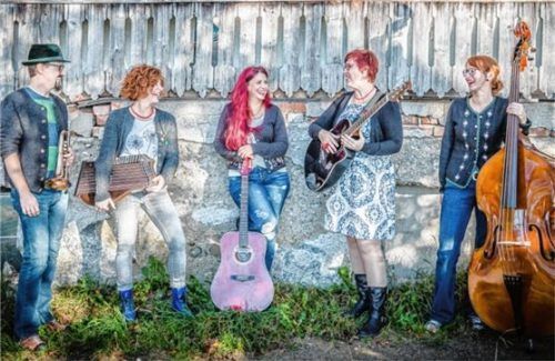 Tradimix, Pop oder Folk, die Stilrichtung der Chiemgauer Band „Kupfadache“ lässt sich nicht festnageln. Zum Weltfrauentag am kommenden Sonntag treten sie in Höslwang auf. Foto  re