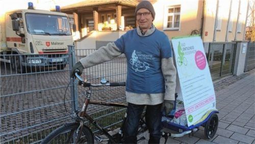 Triftige Argumente für eine fahrradfreundlichere Stadt: Armin Stiegler mit den 9500 Unterschriften im Fahrradanhänger, unterwegs zur Übergabe bei der Stadt. Foto zehentner
