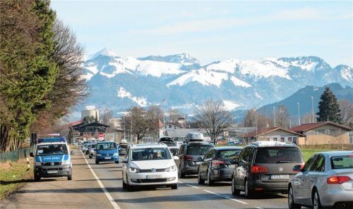 Trotz der Verkehrsbelastung – hier die Kufsteiner Straße – erfüllt die Gemeinde Kiefersfelden die Auflagen für einen Luftkurort. Fotos Hoffmann