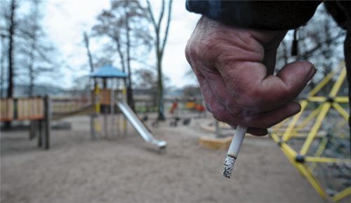 Trotz Verbotes: Immer wieder kommt es vor, dass auf den Spielplätzen im Stadtgebiet geraucht wird. Viele Eltern haben Angst, dass ihre Kinder beim Spielen ausgerauchte Glimmstengel finden und sich in den Mund stecken. Foto dpa