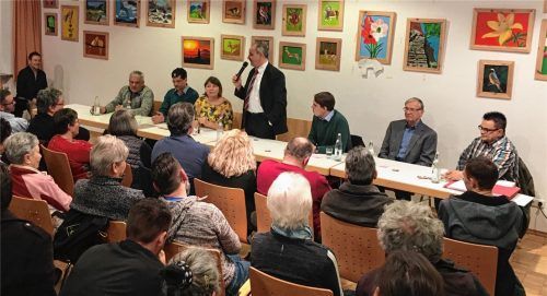 Über 100 Kolbermoorer Bürger waren gekommen, um die Podiumsdiskussion der AfA mit den Bürgermeisterkandidaten zu verfolgen: (von links) Herbert Schmid (AfD), Stefan Reischl (Parteifreie), Agatha Lehle von der AfA, Peter Kloo (SPD), Werner von Hagen von der AfA und Michael Hörl (Bündnis 90/Grüne). Foto  Weinzierl