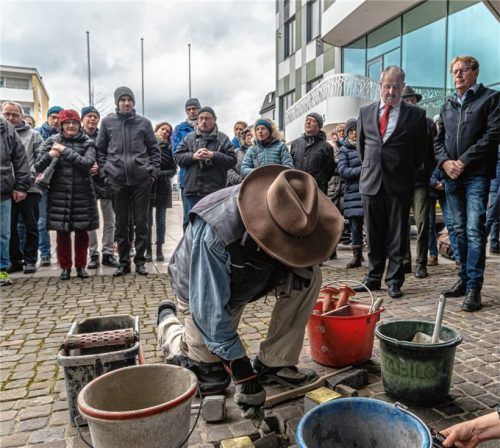 Im März 2020 gedachte Kolbermoor zweier Opfer des Nationalsozialismus: Der Künstler Gunter Demnig (Mitte, vorn) verlegte zwei Stolpersteine für die Zwangsarbeiter Fortunato und Fernanda Zanobini. Foto  Thomae
