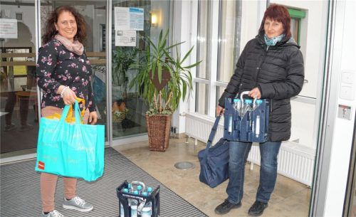 Übergabe am Empfang – mehr geht derzeit nicht. Andrea Strunz (rechts) bringt Getränke und Wäsche für ihre Mutter, Renate Rappolder vom Adalbert Stifter Seniorenwohnen leitet die Sachen weiter. Fotos Grundner