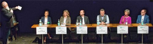 Unter der Moderation von Pfarrer Karl Wackerbarth standen Annette Resch (CSU), Claudia Sasse (Grüne), Michael Voggenauer (Freie Wähler Bayern), Sepp Schuster (AfD), Eva-Maria Munkler (Bürger für Prien) und Andreas Friedrich (Überparteiliche Wählergemeinschaft Prien) Rede und Antwort (von links). Co-Moderator war Matthias Rößner (nicht im Bild).Fotos  berger