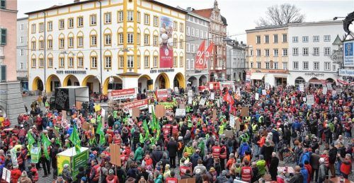 Unter falschen Voraussetzungen demonstriert? Die Kundgebung am Max-Josefs-Platz erhitzt die Gemüter.Foto  Schlecker