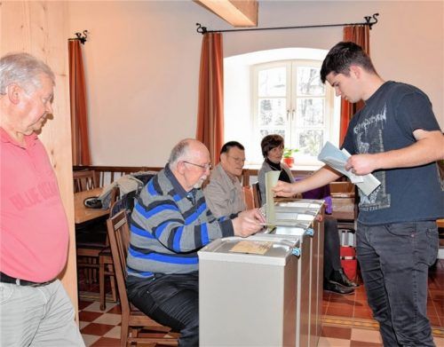 Verfolgen die Stimmabgabe eines jungen Wählers: Erwin Ebert, Alexander Müller, Ernst Gerhart, Gerhard Stadler, Elfriede Rachl, Iris Pott (von links). Foto  Friedrich