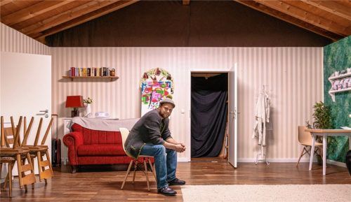 Vergebene Liebesmüh: Noch ist im Vereinsstadel des Trachtenvereins Hirnsberg-Pietzing die ganze Theater-Kulisse aufgebaut, doch Co-Regisseur Schorsch Stein ist nicht optimistisch: Er glaubt nicht, dass sich im Spätsommer oder Herbst Nachholtermine finden lassen werden, auch wenn bis dahin wieder Normalität eingekehrt sein sollte. Fotos Thomae