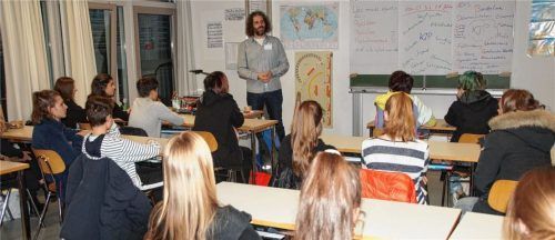 Viele interessierte Schüler fanden sich im Klassenzimmer des Kinder- und Jugendlichen-Therapeuten Michael Imdahl-Schmidt ein.Foto Sönmez