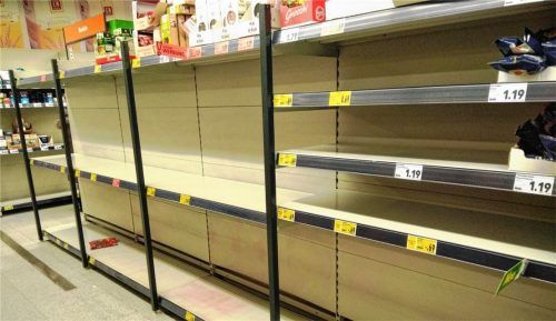 Viele Regale – wie hier bei Kaufland im Rosenheimer Aicherpark – waren am Samstag leergekauft. Foto Aerzbäck