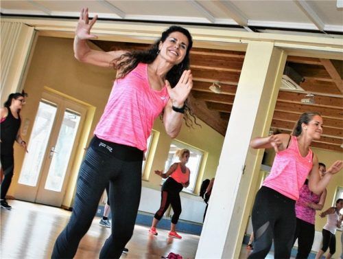 Vor der Corona-Krise wurde noch in der Turneralm gemeinsam gesportelt: Karin Maier (vorne) und Lena Rappenglitz (hinten) zeigen wie es geht. Jetzt gibt es auch von ihnen Videos im Netz – und die Daheimgebliebenen sporteln mit.Foto re