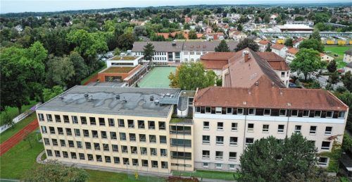 Vorübergehend geschlossen: das Karolinen-Gymnasium Rosenheim. Zwei Schüler waren positiv auf das Corona-Virus getestet worden.Foto Schlecker