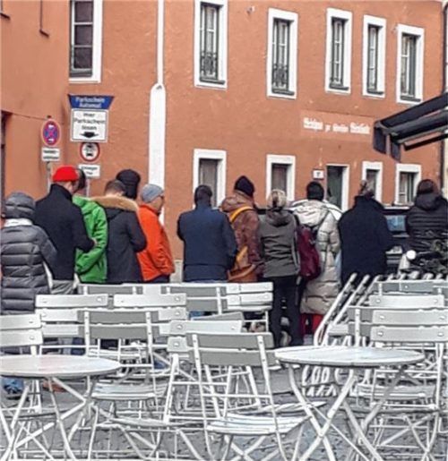 Wartezeit einplanen: Vor der Bäckerei Wolter hat sich gestern eine lange Schlange gebildet.