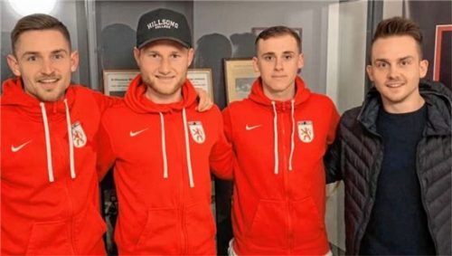 Wasserburgs Abteilungsleiter Kevin Klammer (rechts) konnte mit dem Spielertrio Michael Barthuber, Sebastian Weber und Markus Hartl (von links) verlängern.