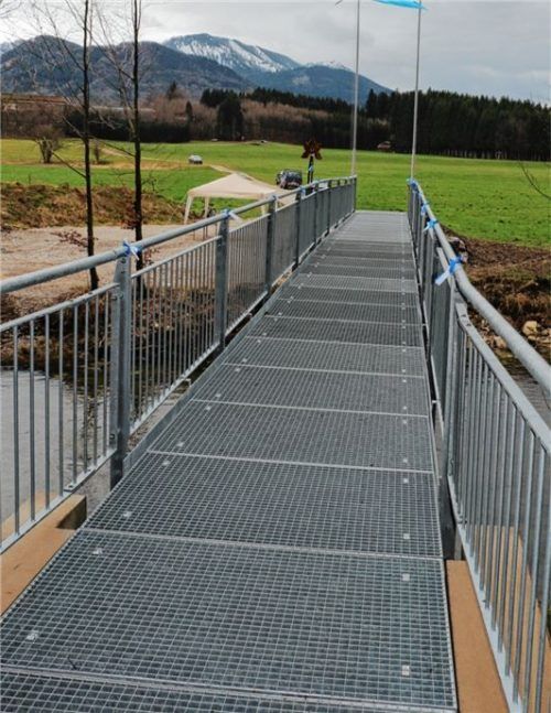 Wegen Einsturzgefahr musste die alte Brücke 2013 gesperrt werden. Der neue Steg wurde jetzt seiner Bestimmung übergeben.Foto Rehberg