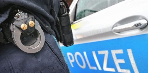 Weil sie unter anderem eine Polizistin ins Gesicht geschlagen hatte, musste sich jetzt eine 27-jährige Frau in Traunstein vor Gericht verantworten. Foto dpa