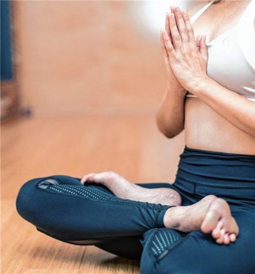 Wer auf seinen Yoga-Kurs im Studio verzichten muss, greift am besten auf eines der vielen Angebote von Fitnessclubs und Sportvereinen im Internet zurück.
