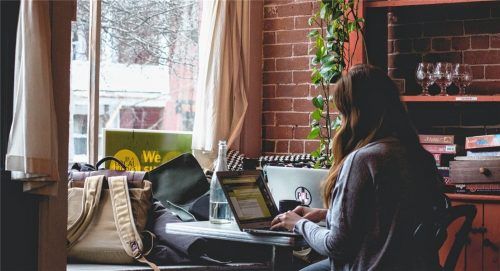 Wer im Homeoffice arbeitet, sollte sich einen möglichst rückenschonenden Sitzplatz suchen. Sind es doch Küche oder Wohnzimmer, dann helfenregelmäßige Pausen und bewusste Bewegungen dabei, die Wirbelsäule zu entlasten. Foto AGR